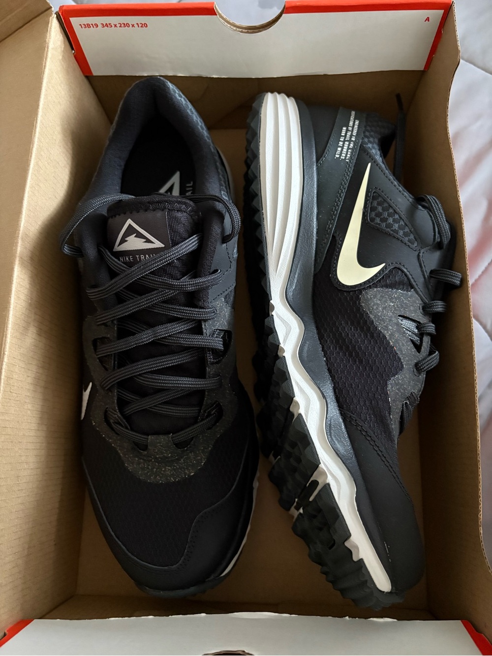 Nike Men’s Black and White Trail Sneakers - Picture 4 of 7